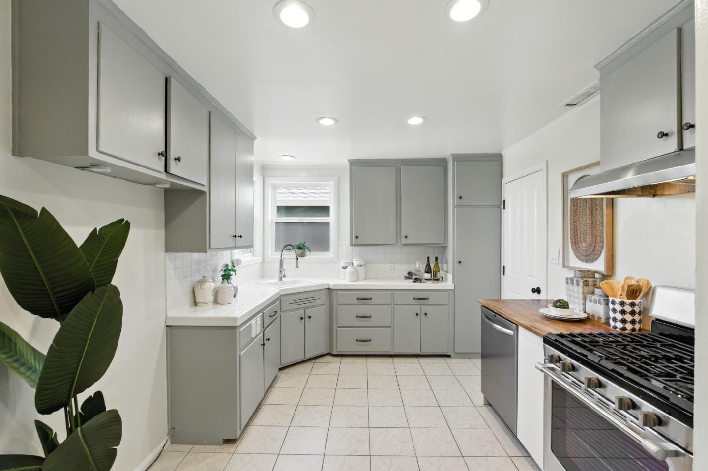 Detail Gallery Image 10 of 27 For 823 10th Ave, Redwood City,  CA 94063 - 3 Beds | 2 Baths
