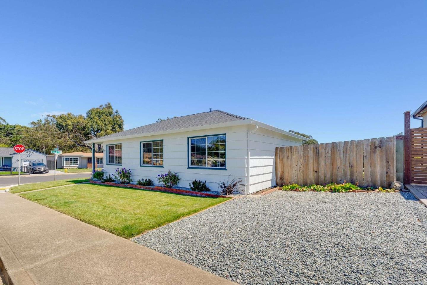 Detail Gallery Image 4 of 29 For 1 Elkwood Dr, South San Francisco,  CA 94080 - 3 Beds | 1 Baths