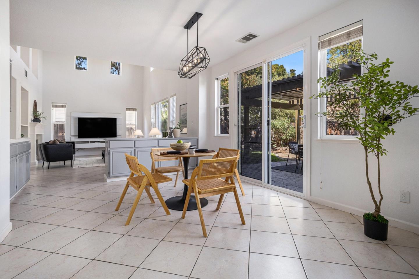 Detail Gallery Image 10 of 32 For 751 Walker Ct, Brentwood,  CA 94513 - 5 Beds | 3 Baths