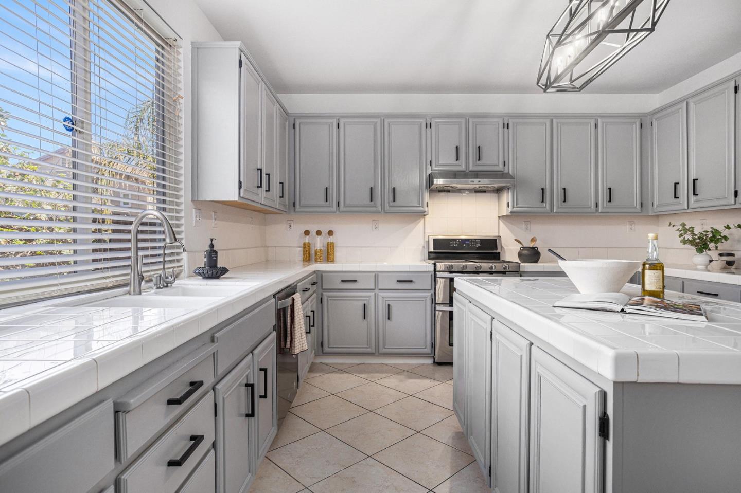 Detail Gallery Image 12 of 32 For 751 Walker Ct, Brentwood,  CA 94513 - 5 Beds | 3 Baths