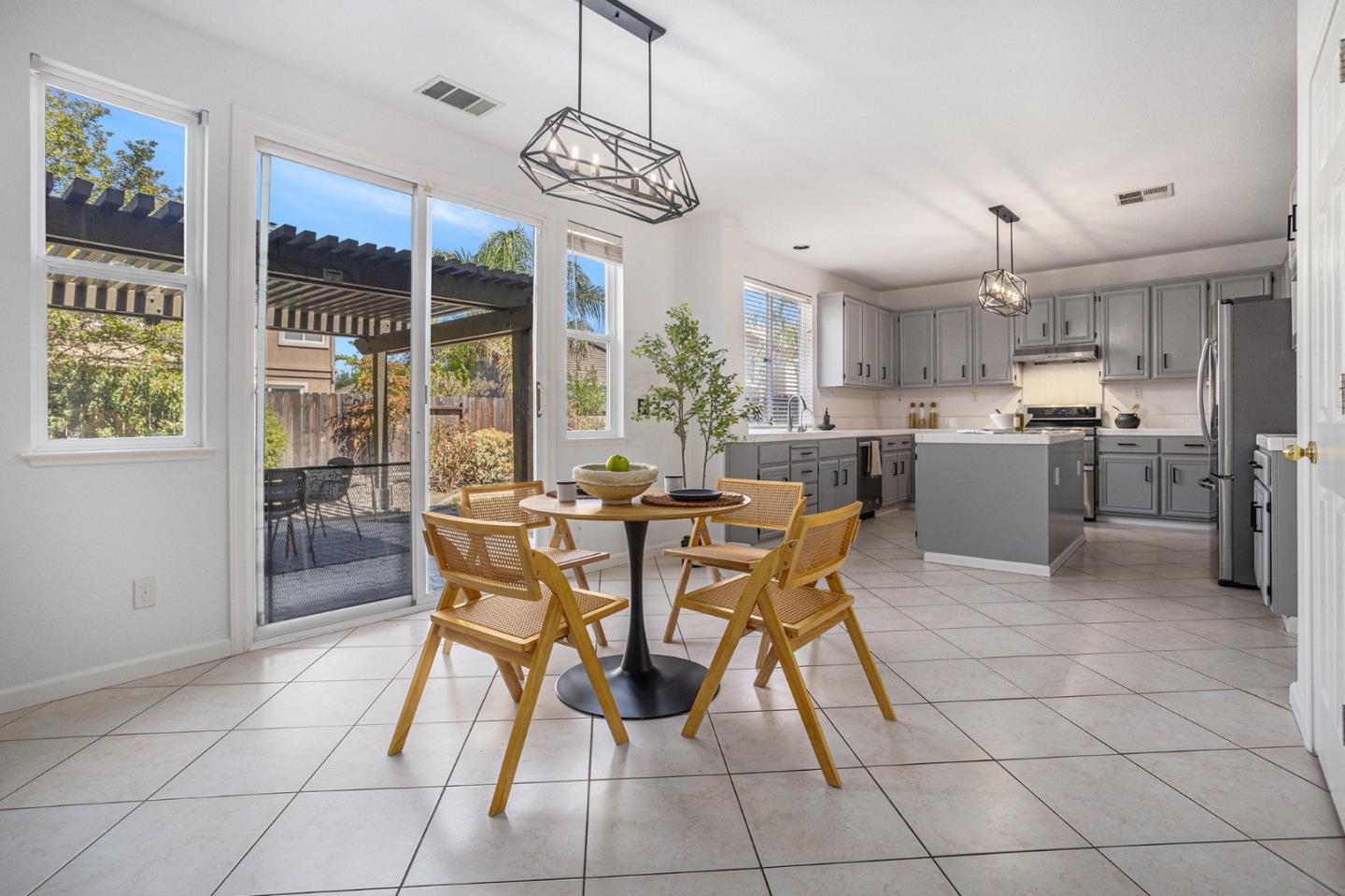 Detail Gallery Image 9 of 32 For 751 Walker Ct, Brentwood,  CA 94513 - 5 Beds | 3 Baths