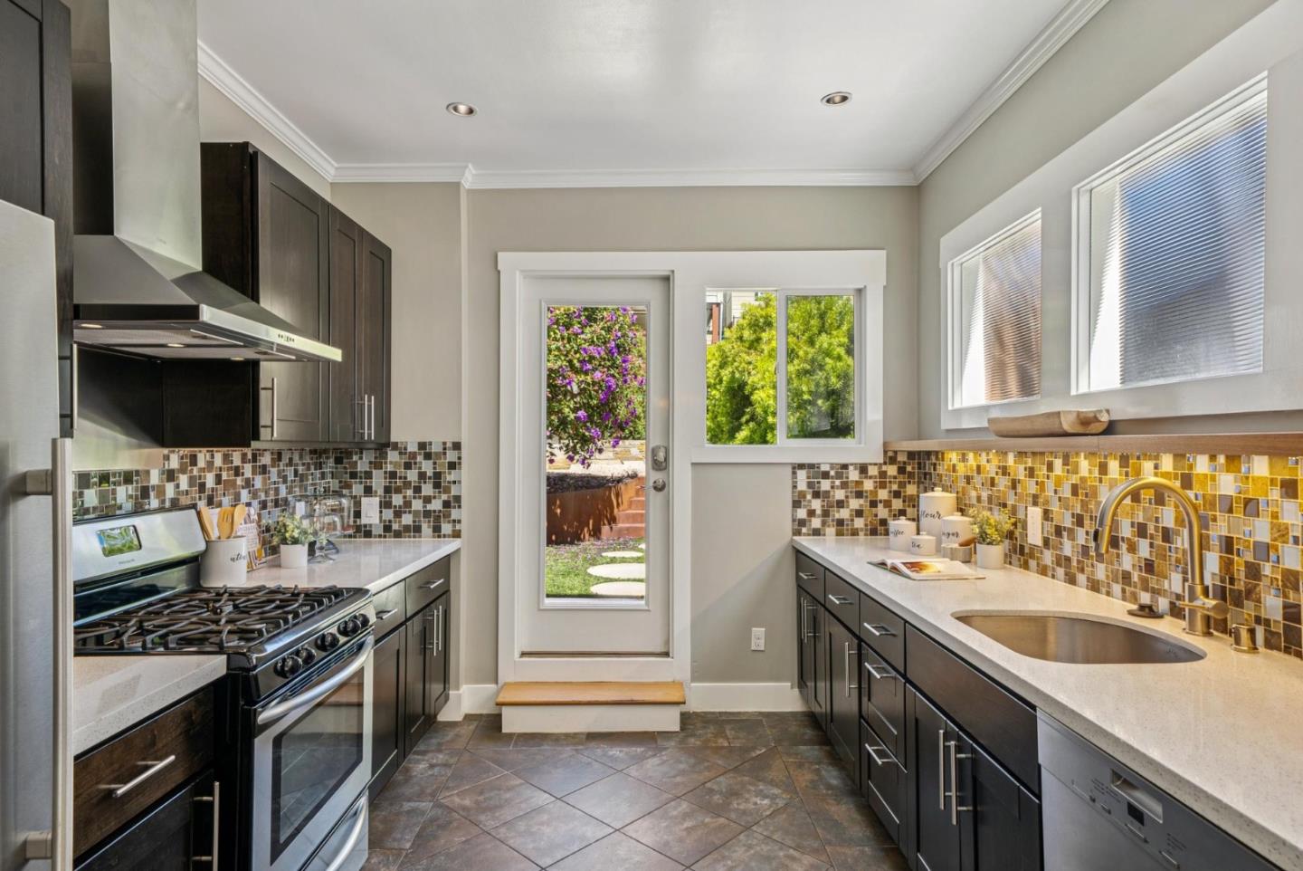 Detail Gallery Image 23 of 86 For 219 Crescent Ave, San Francisco,  CA 94110 - 2 Beds | 2 Baths