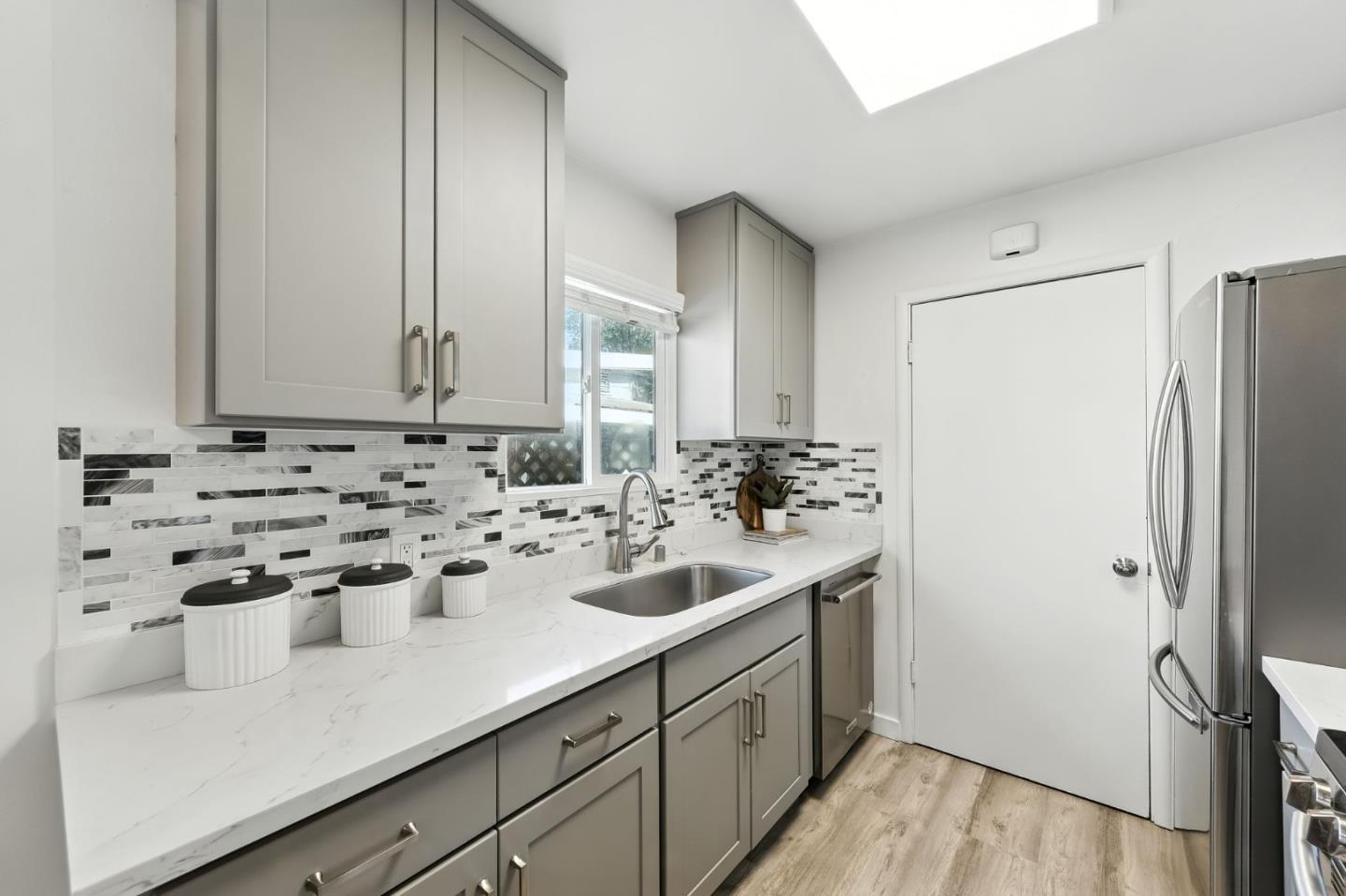 Detail Gallery Image 9 of 33 For 370 Beresford Ave, Redwood City,  CA 94061 - 2 Beds | 1 Baths