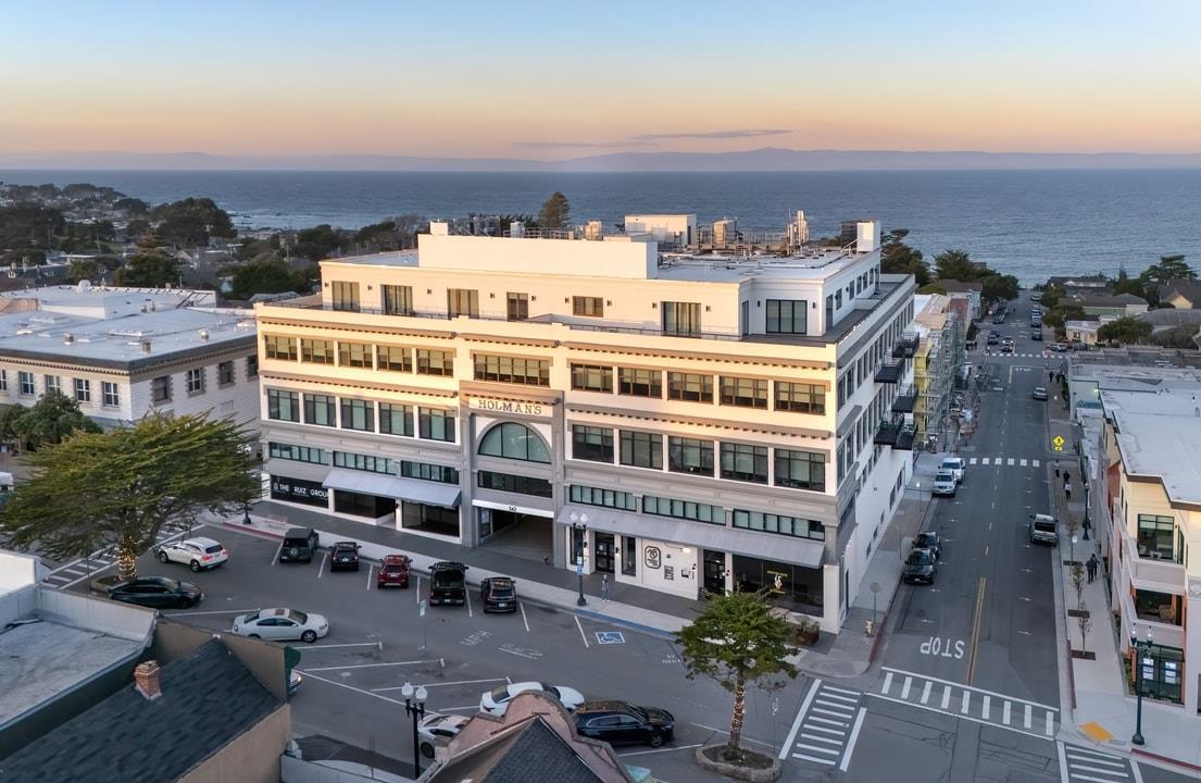 Detail Gallery Image 12 of 14 For 542 Lighthouse Ave #301,  Pacific Grove,  CA 93950 - 2 Beds | 2/1 Baths