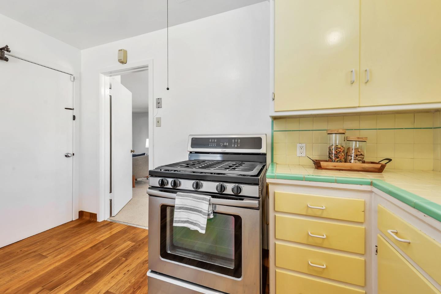 Detail Gallery Image 12 of 35 For 21 Otay Ave, San Mateo,  CA 94403 - 3 Beds | 1 Baths
