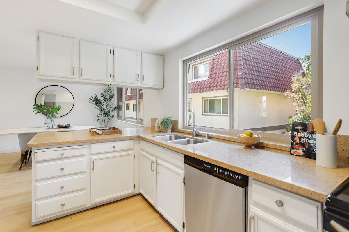 Detail Gallery Image 7 of 24 For 826 Scott Blvd, Santa Clara,  CA 95050 - 2 Beds | 2/1 Baths