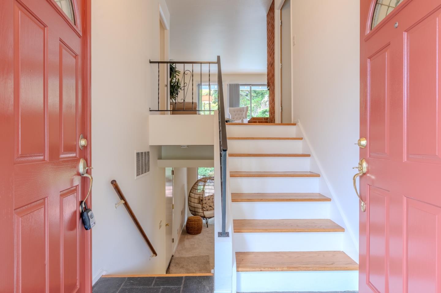 Detail Gallery Image 4 of 37 For 1031 Yosemite Dr, Pacifica,  CA 94044 - 4 Beds | 2 Baths