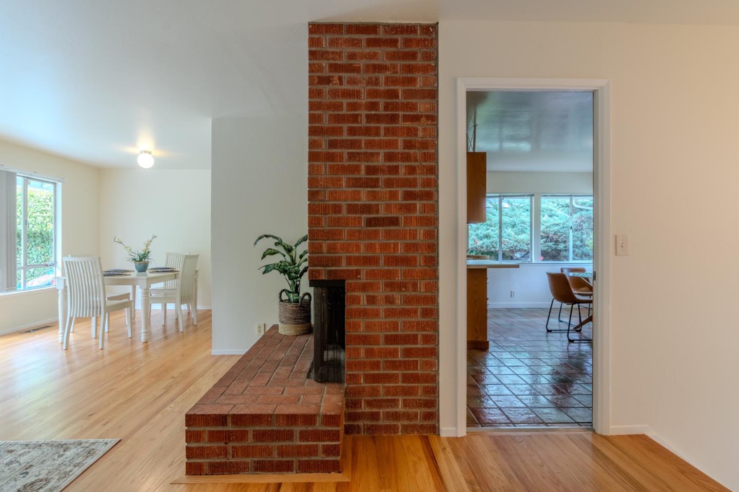Detail Gallery Image 5 of 37 For 1031 Yosemite Dr, Pacifica,  CA 94044 - 4 Beds | 2 Baths