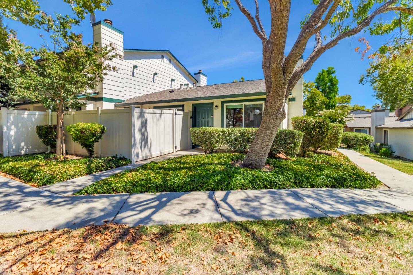 Detail Gallery Image 2 of 30 For 674 Galleon Ct, San Jose,  CA 95133 - 2 Beds | 2 Baths