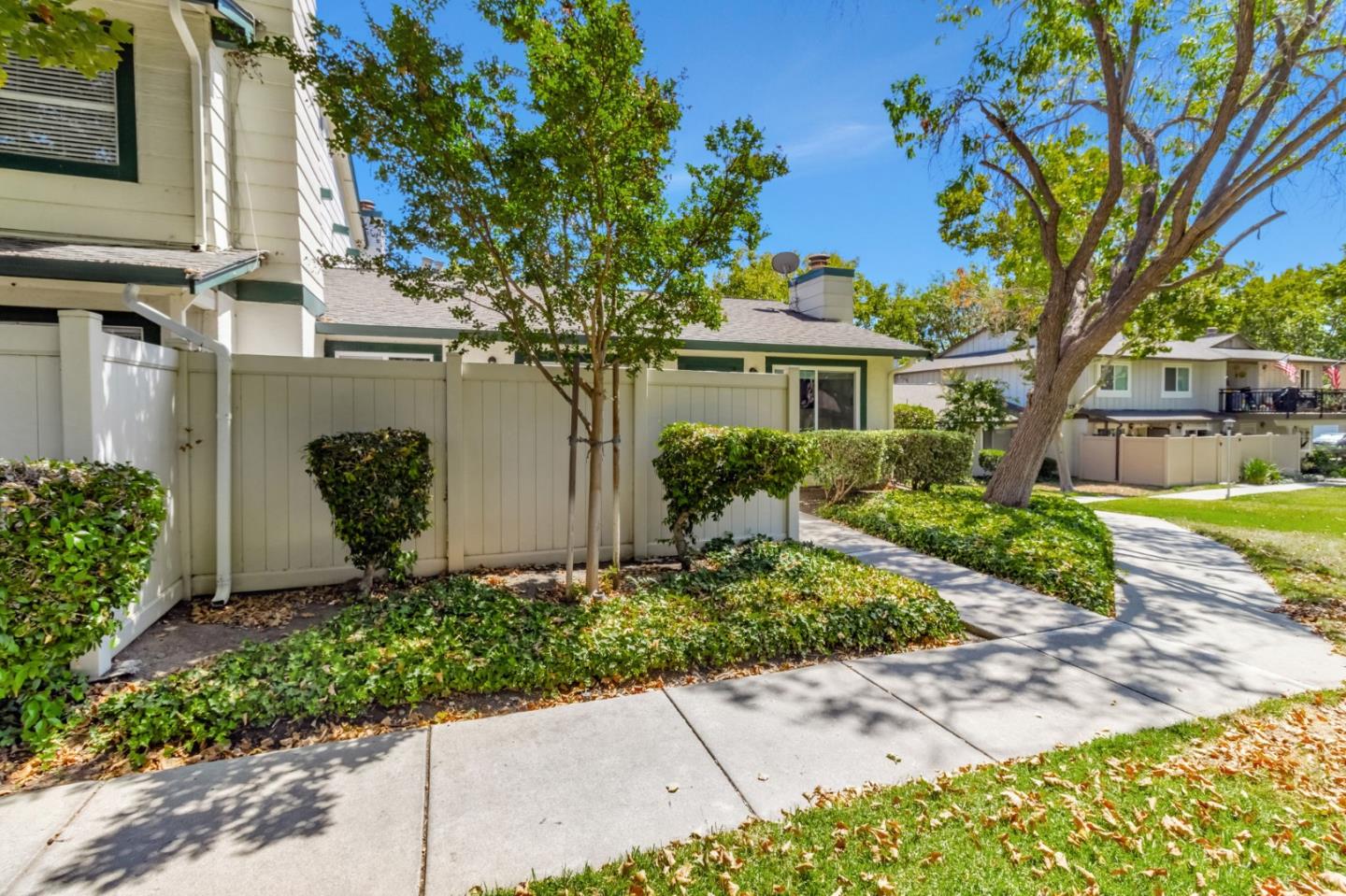 Detail Gallery Image 3 of 30 For 674 Galleon Ct, San Jose,  CA 95133 - 2 Beds | 2 Baths