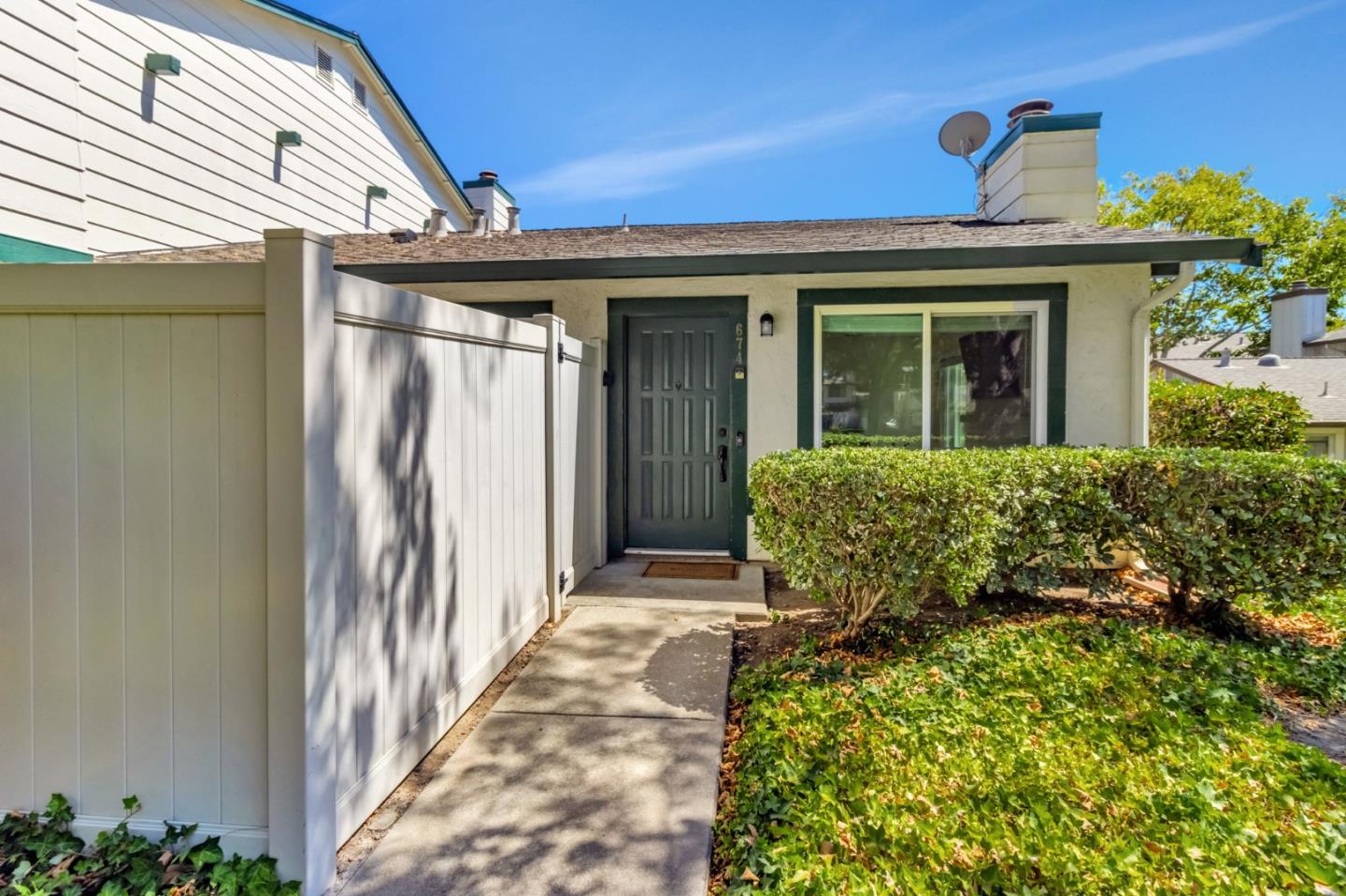 Detail Gallery Image 4 of 30 For 674 Galleon Ct, San Jose,  CA 95133 - 2 Beds | 2 Baths