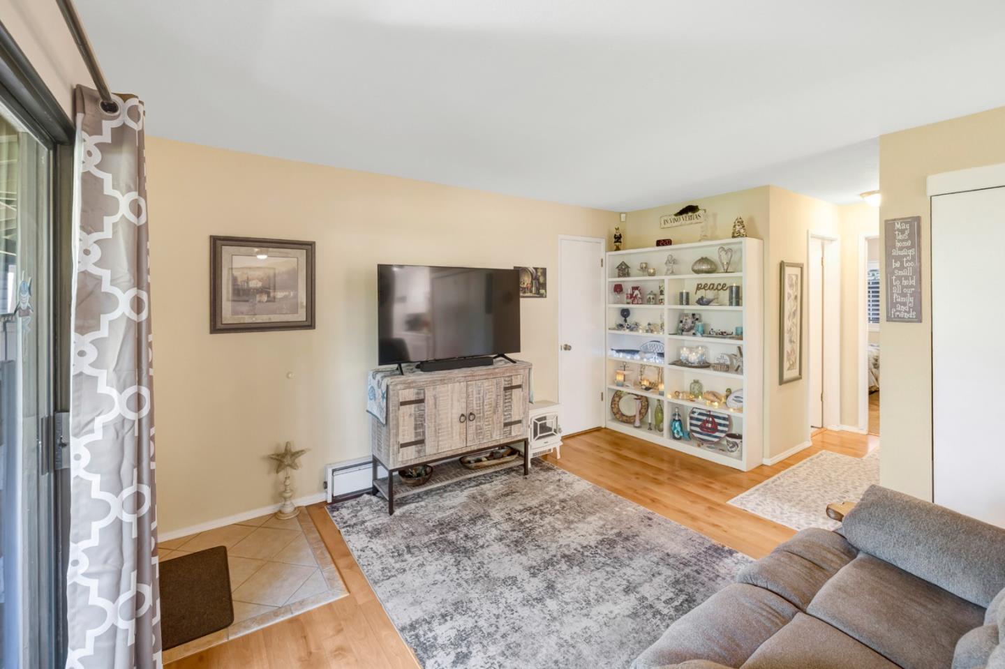 Detail Gallery Image 4 of 15 For 515 Ramona Ct #1,  Monterey,  CA 93940 - 2 Beds | 1/1 Baths