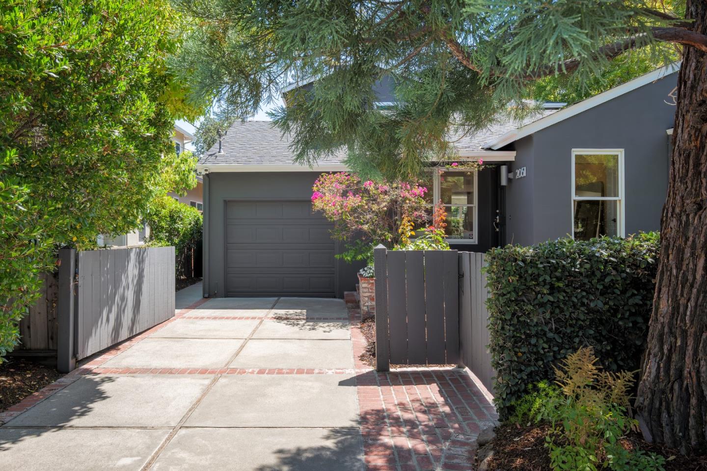 Detail Gallery Image 35 of 37 For 2051 Gordon Ave, Menlo Park,  CA 94025 - 4 Beds | 3 Baths