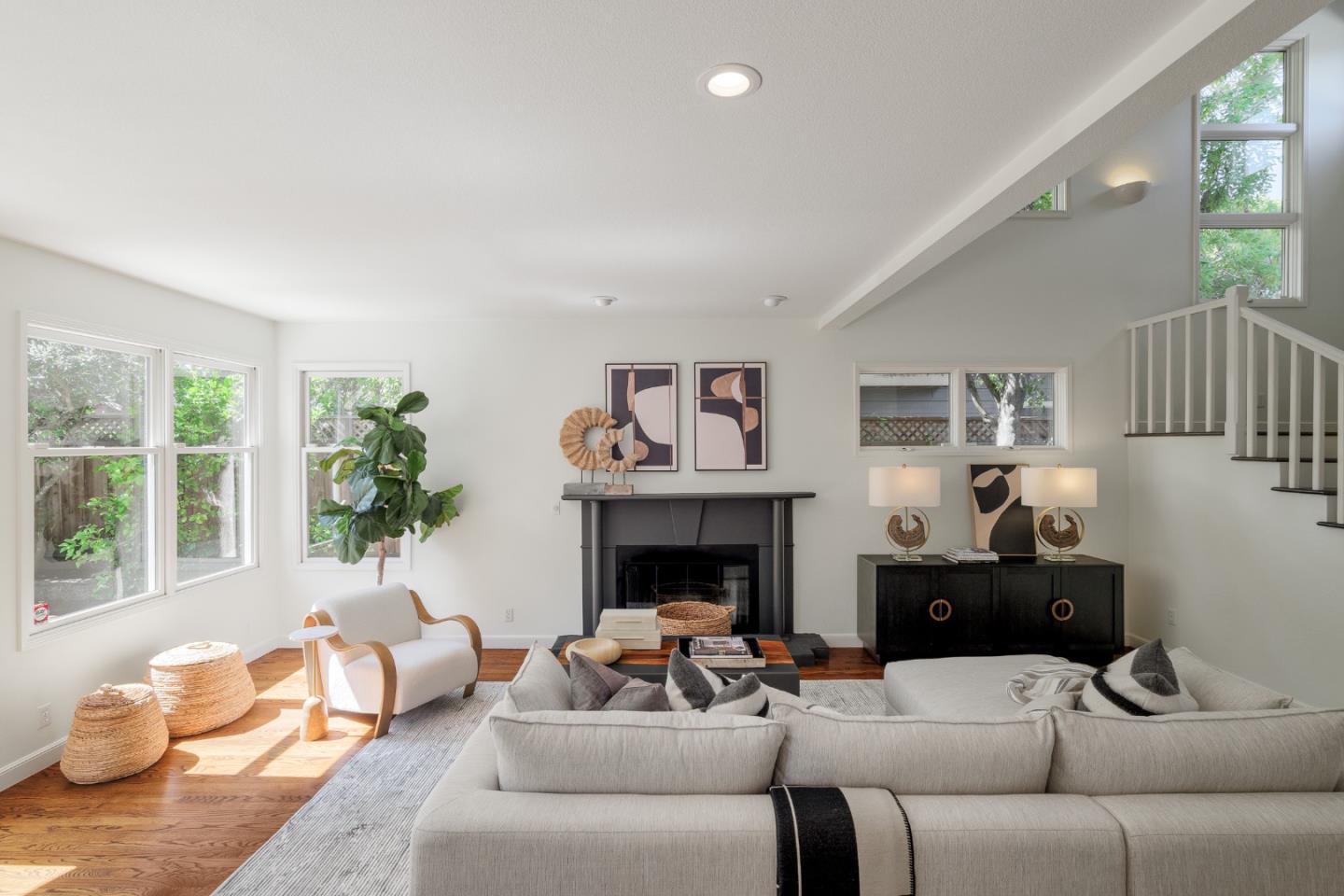 Detail Gallery Image 4 of 37 For 2051 Gordon Ave, Menlo Park,  CA 94025 - 4 Beds | 3 Baths