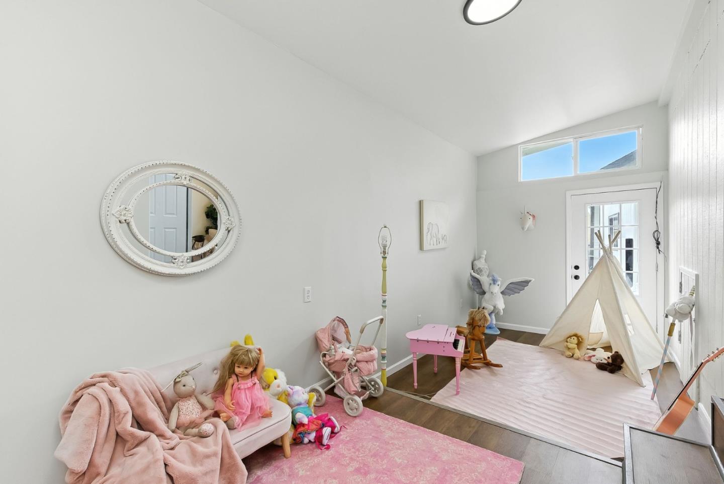 Detail Gallery Image 17 of 36 For 230 Rhine St, San Francisco,  CA 94112 - 4 Beds | 3 Baths