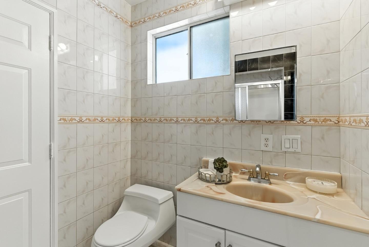 Detail Gallery Image 21 of 36 For 230 Rhine St, San Francisco,  CA 94112 - 4 Beds | 3 Baths