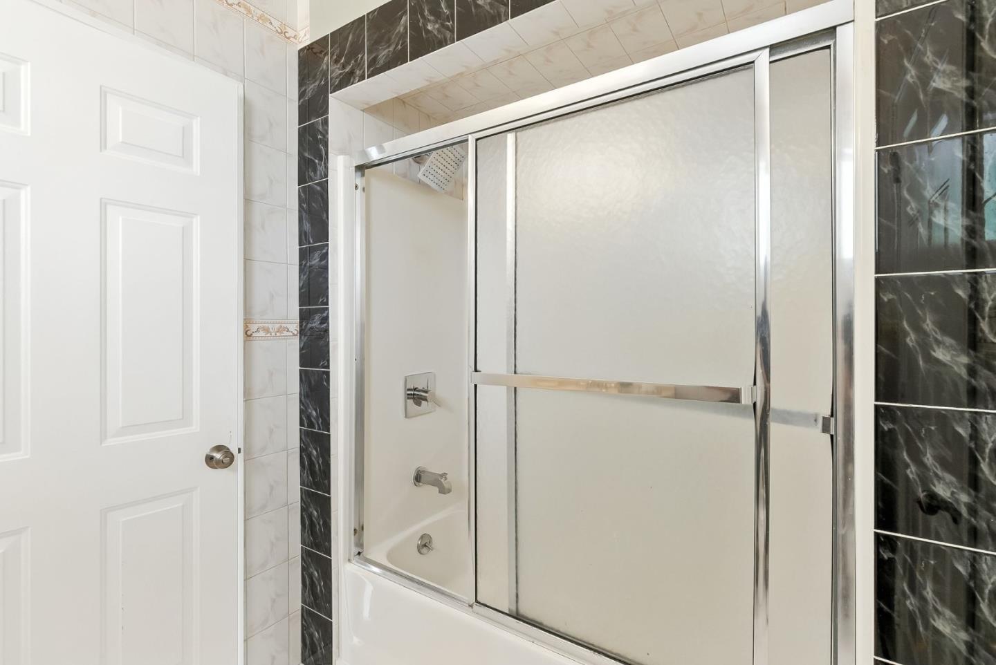 Detail Gallery Image 22 of 36 For 230 Rhine St, San Francisco,  CA 94112 - 4 Beds | 3 Baths
