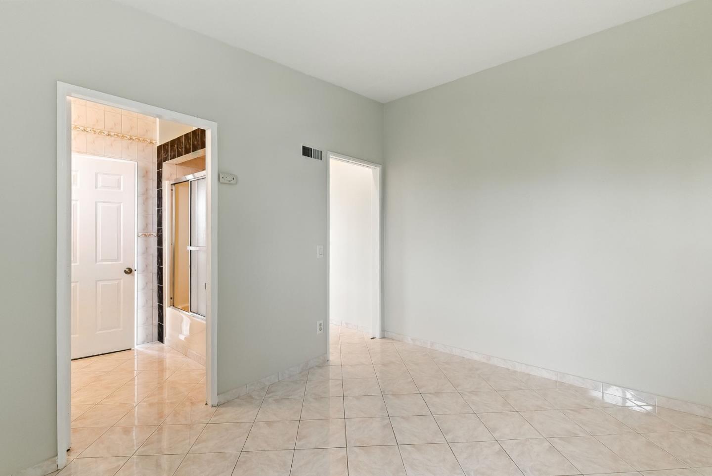 Detail Gallery Image 24 of 36 For 230 Rhine St, San Francisco,  CA 94112 - 4 Beds | 3 Baths
