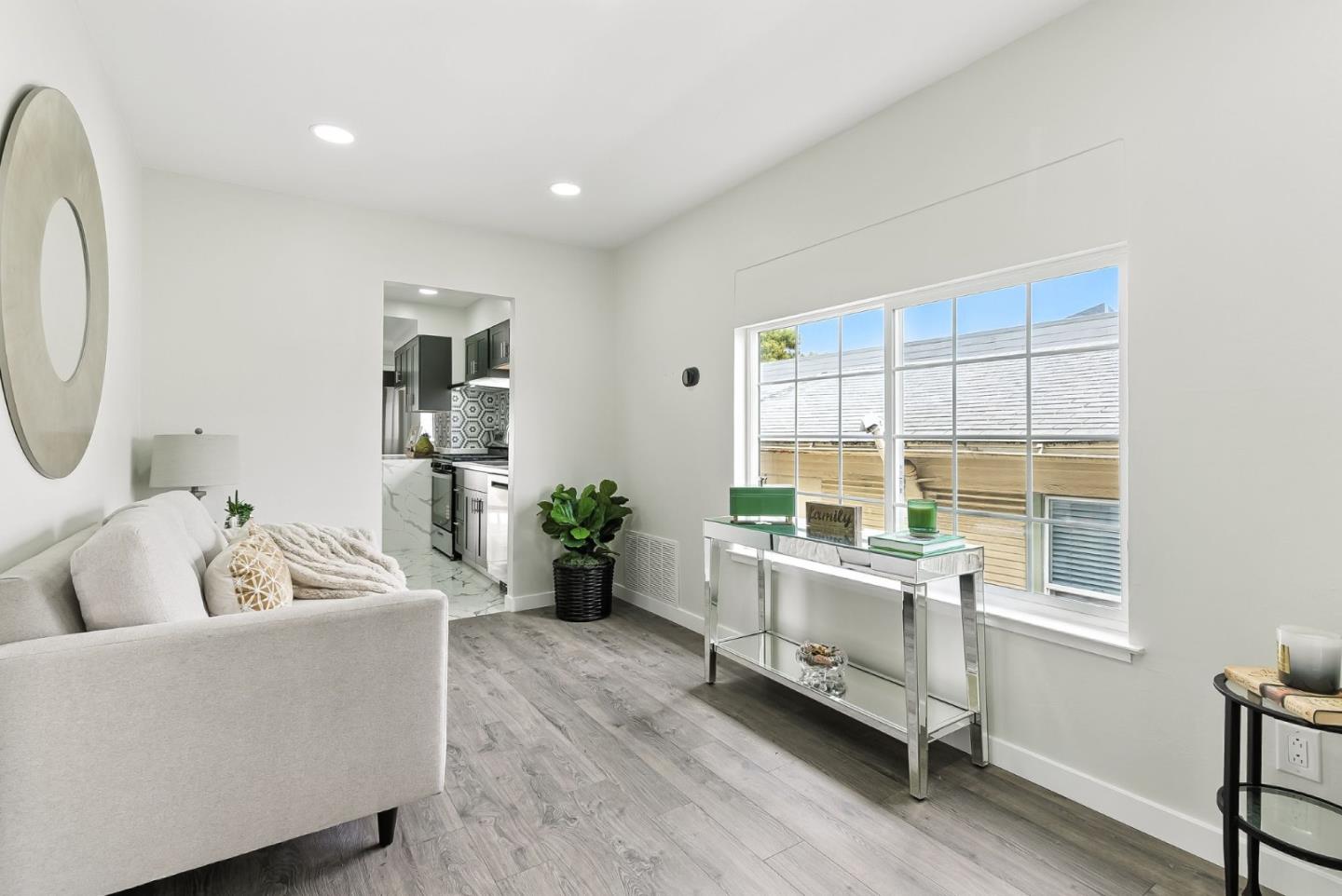 Detail Gallery Image 5 of 36 For 230 Rhine St, San Francisco,  CA 94112 - 4 Beds | 3 Baths