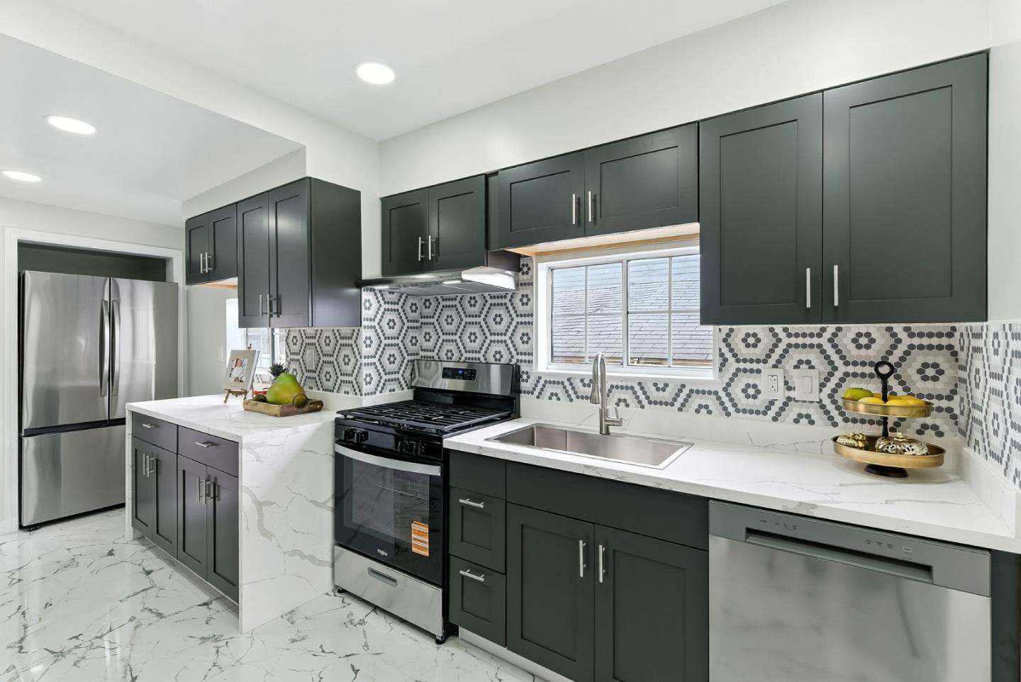 Detail Gallery Image 9 of 36 For 230 Rhine St, San Francisco,  CA 94112 - 4 Beds | 3 Baths