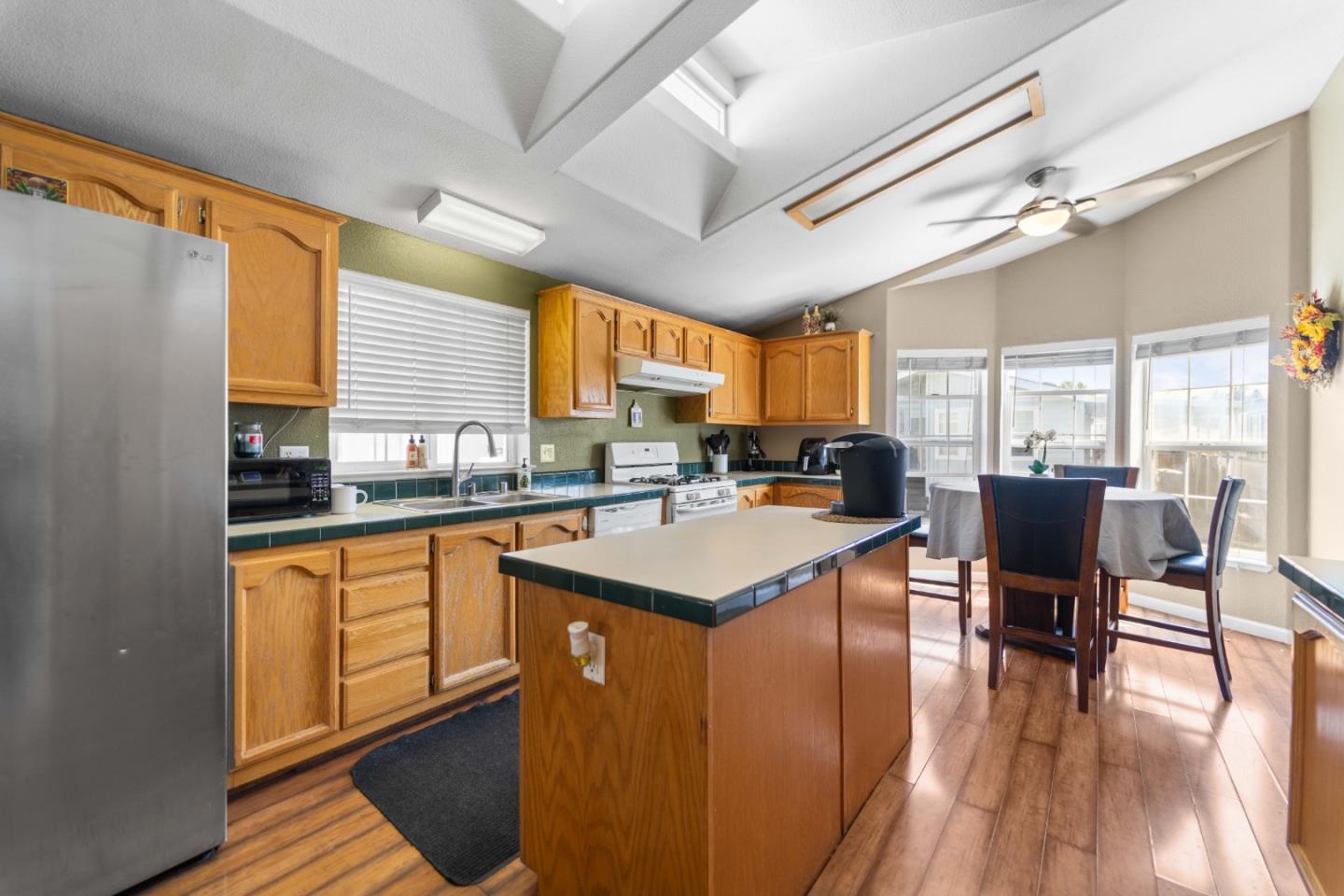 Detail Gallery Image 10 of 41 For 165 Blossom Hill Rd #113,  San Jose,  CA 95123 - 3 Beds | 2 Baths
