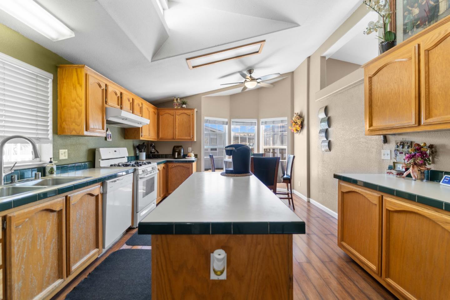 Detail Gallery Image 9 of 41 For 165 Blossom Hill Rd #113,  San Jose,  CA 95123 - 3 Beds | 2 Baths