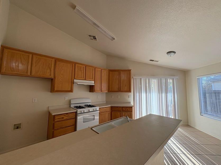 Detail Gallery Image 5 of 21 For 2443 N Shoemaker Ave, Merced,  CA 95348 - 4 Beds | 2 Baths