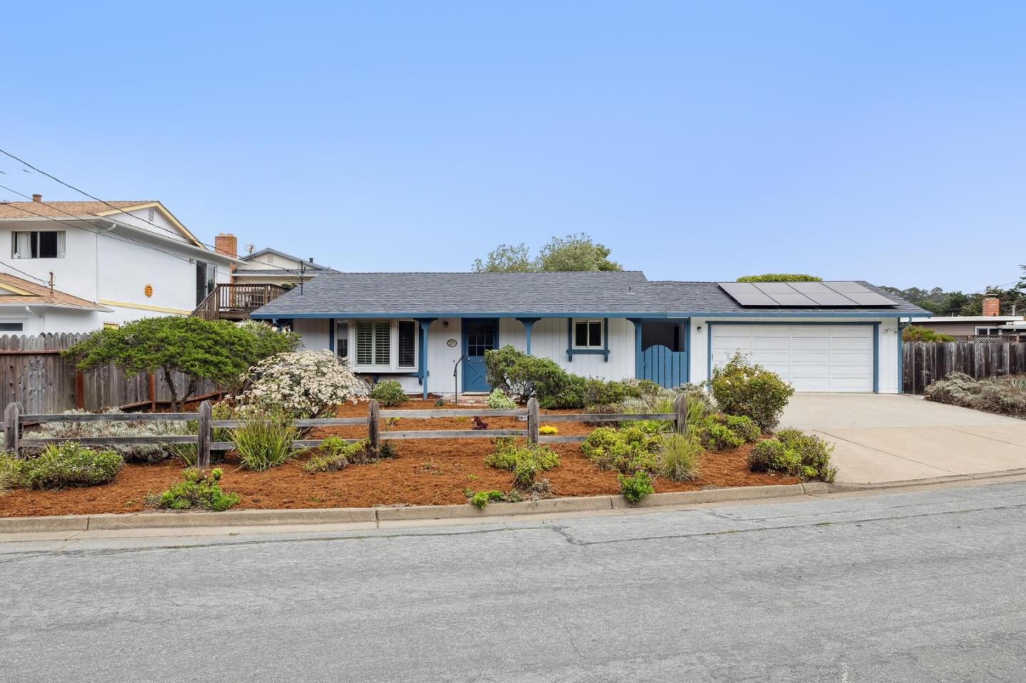 Detail Gallery Image 2 of 44 For 279 N Lake St, Moss Beach,  CA 94038 - 2 Beds | 2 Baths
