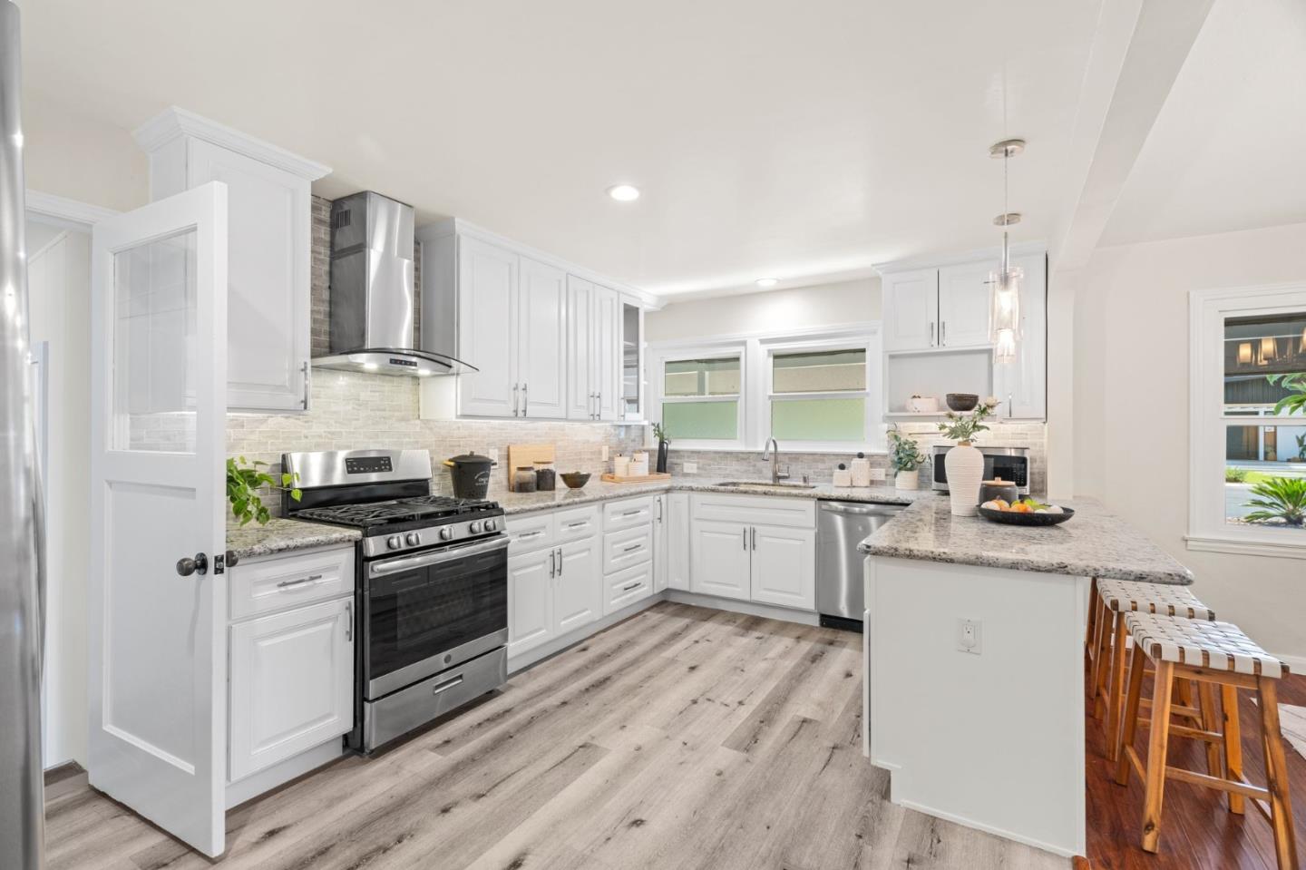 Detail Gallery Image 14 of 39 For 15603 Benedict Ln, Los Gatos,  CA 95032 - 3 Beds | 2/1 Baths