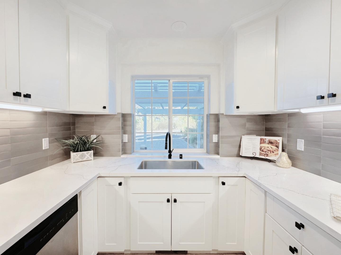 Detail Gallery Image 11 of 40 For 15675 Liberty St, San Leandro,  CA 94578 - 3 Beds | 2/1 Baths