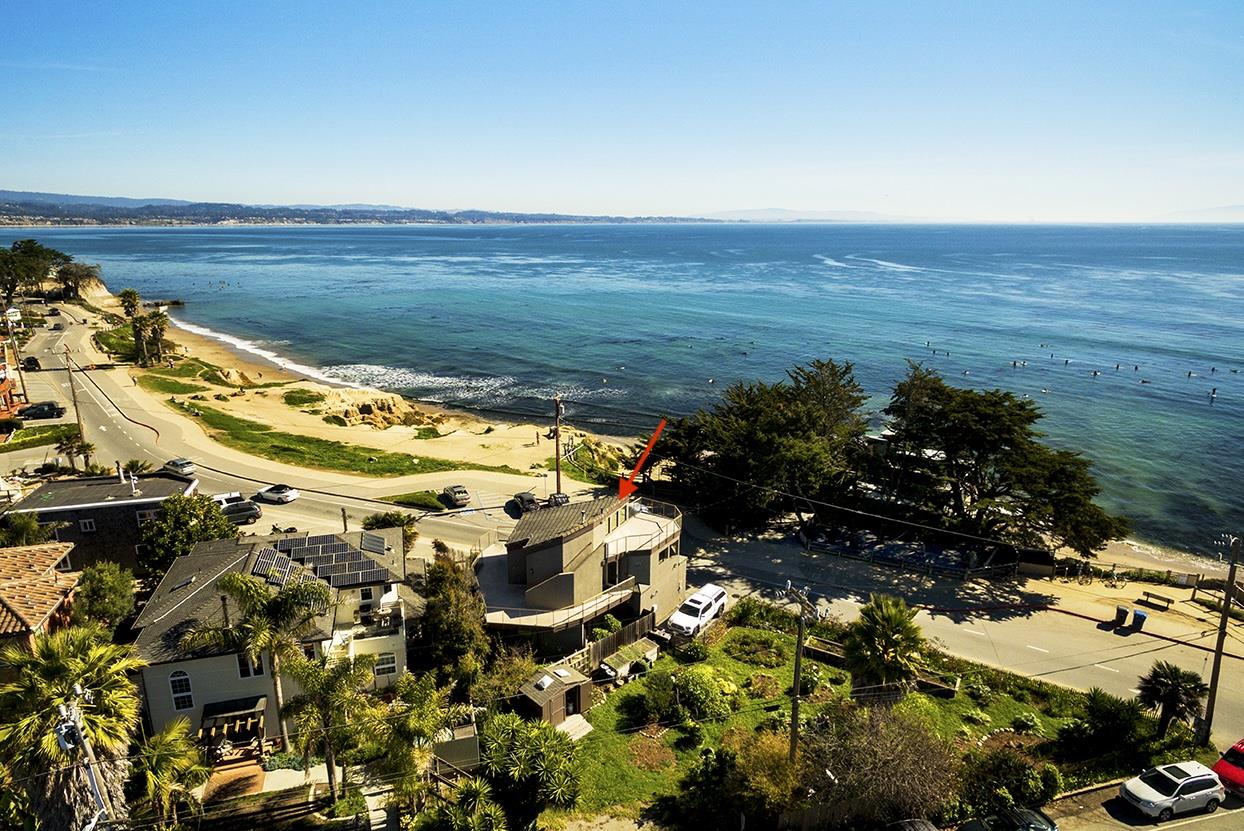 Detail Gallery Image 1 of 22 For 23635 E Cliff Dr, Santa Cruz,  CA 95062 - 2 Beds | 2/1 Baths