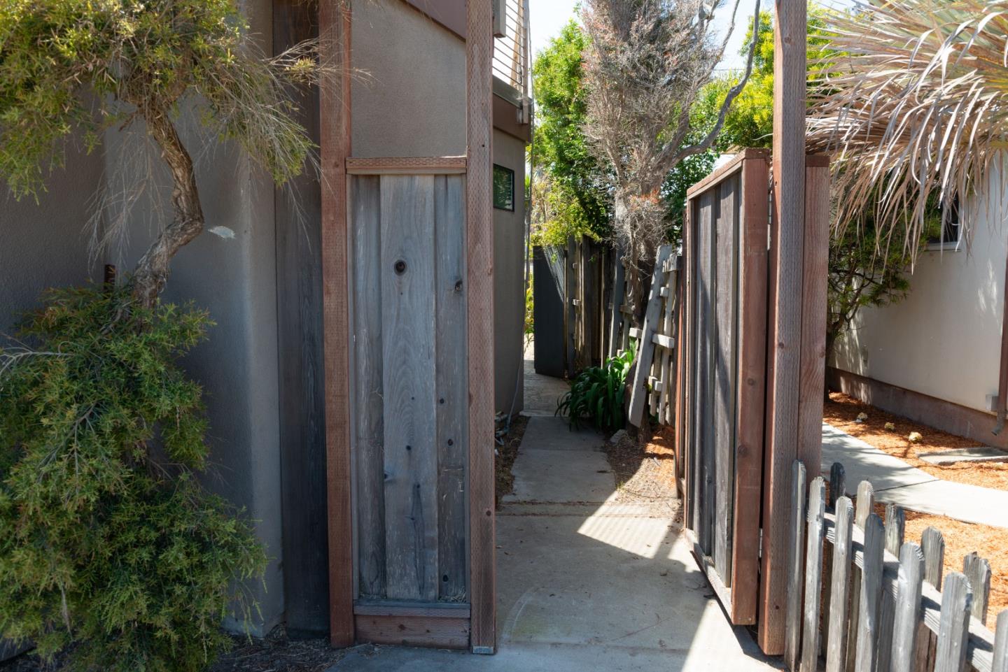 Detail Gallery Image 19 of 22 For 23635 E Cliff Dr, Santa Cruz,  CA 95062 - 2 Beds | 2/1 Baths