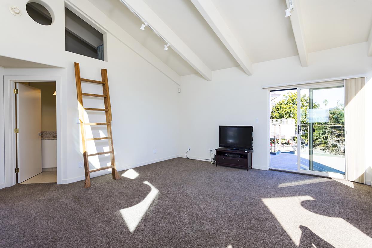Detail Gallery Image 4 of 22 For 23635 E Cliff Dr, Santa Cruz,  CA 95062 - 2 Beds | 2/1 Baths