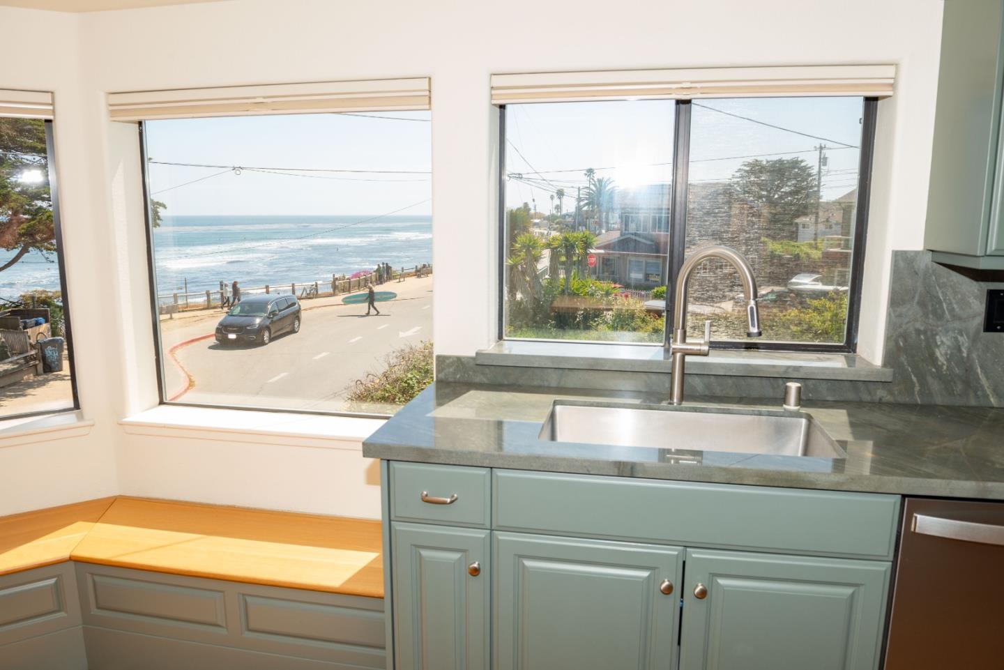Detail Gallery Image 6 of 22 For 23635 E Cliff Dr, Santa Cruz,  CA 95062 - 2 Beds | 2/1 Baths