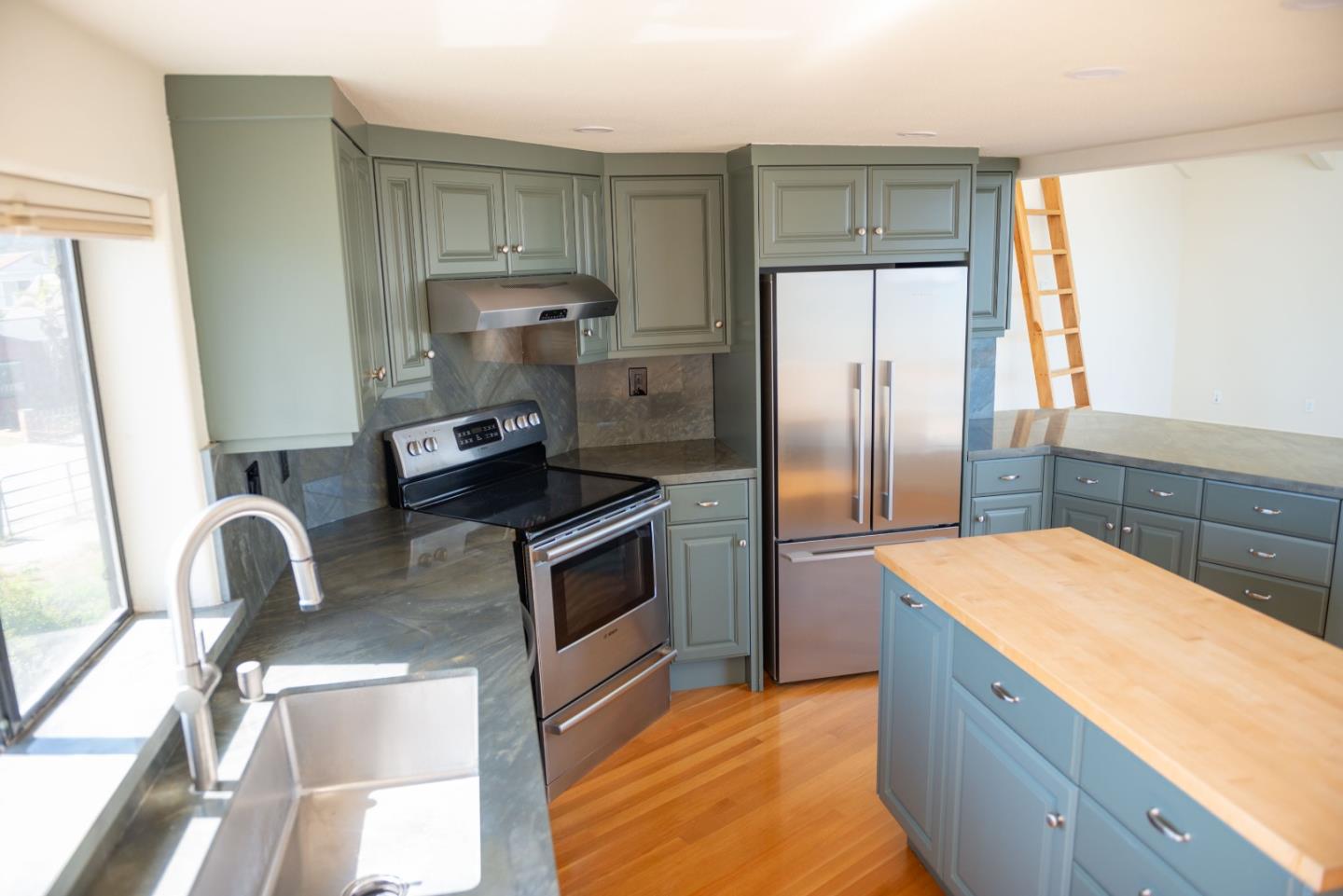 Detail Gallery Image 7 of 22 For 23635 E Cliff Dr, Santa Cruz,  CA 95062 - 2 Beds | 2/1 Baths