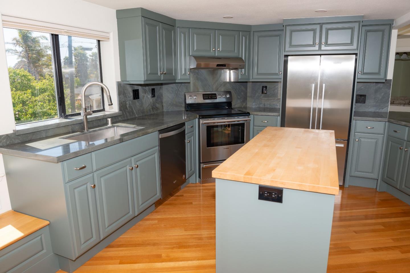 Detail Gallery Image 8 of 22 For 23635 E Cliff Dr, Santa Cruz,  CA 95062 - 2 Beds | 2/1 Baths