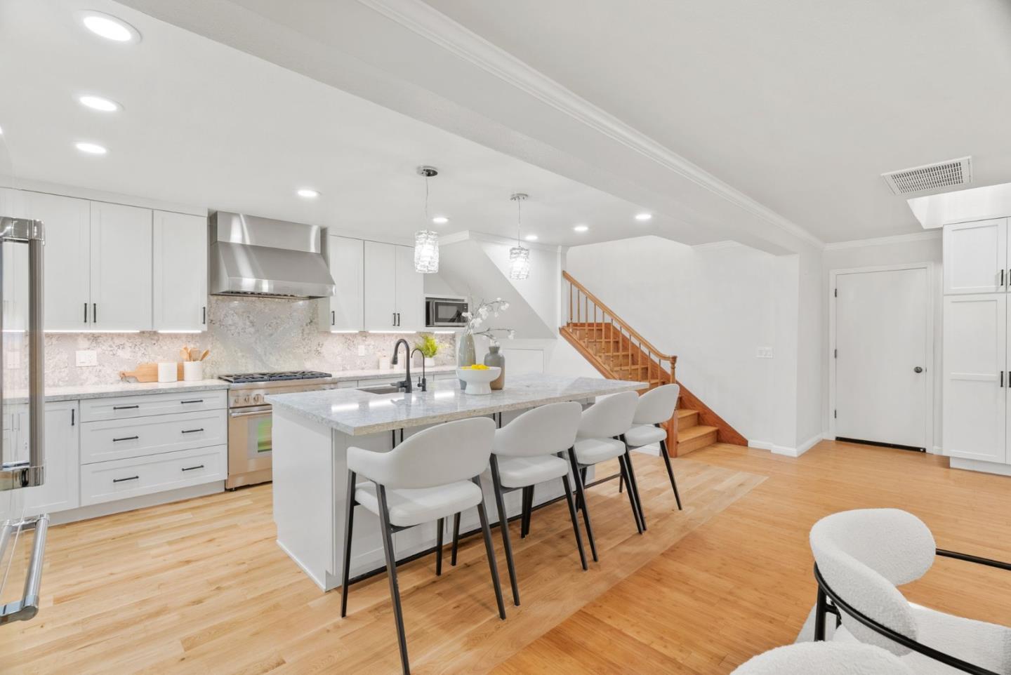 Detail Gallery Image 11 of 56 For 10500 Creston Dr, Los Altos,  CA 94024 - 4 Beds | 3/1 Baths