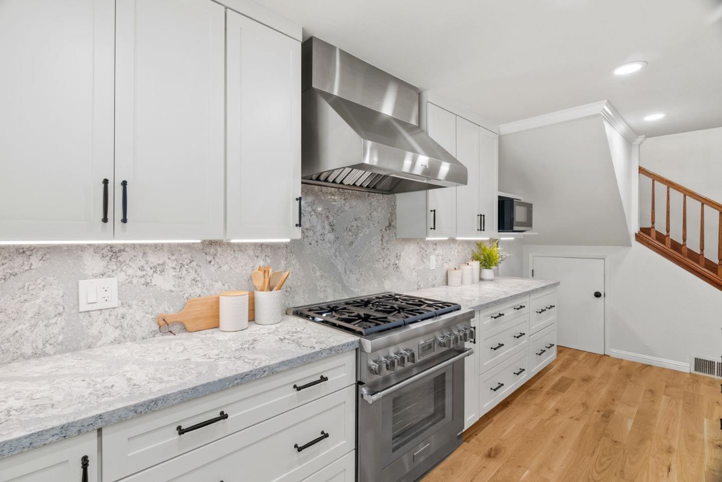 Detail Gallery Image 12 of 56 For 10500 Creston Dr, Los Altos,  CA 94024 - 4 Beds | 3/1 Baths