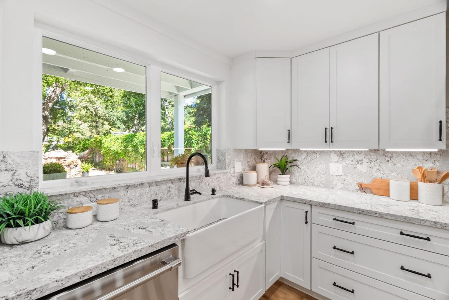Detail Gallery Image 13 of 56 For 10500 Creston Dr, Los Altos,  CA 94024 - 4 Beds | 3/1 Baths