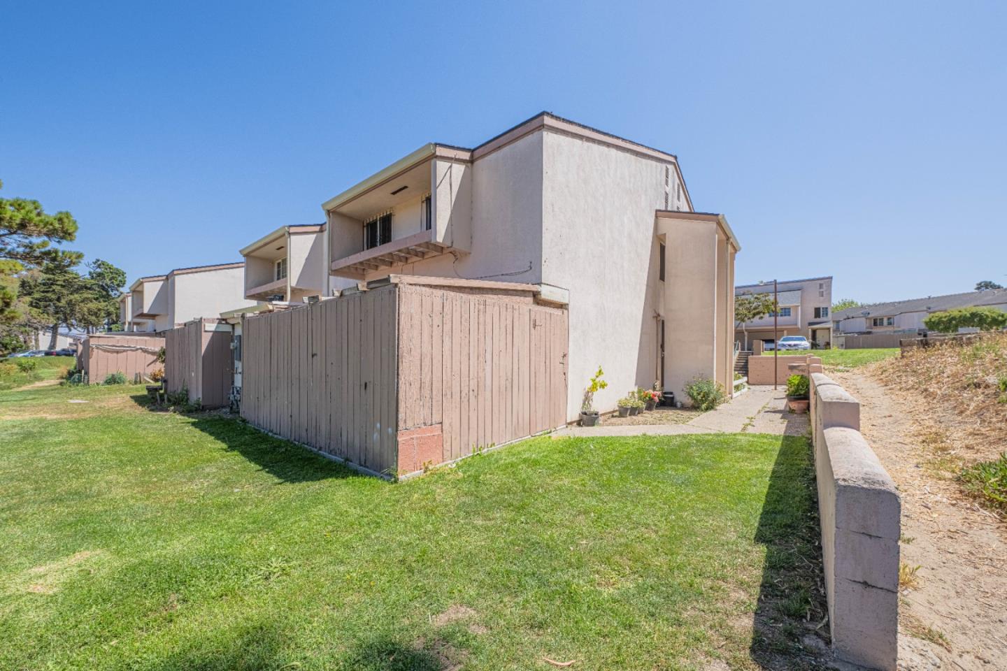 Detail Gallery Image 3 of 12 For 916 Acosta Plz #23,  Salinas,  CA 93905 - 3 Beds | 1/1 Baths