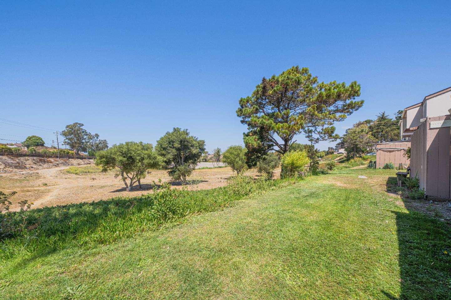 Detail Gallery Image 4 of 12 For 916 Acosta Plz #23,  Salinas,  CA 93905 - 3 Beds | 1/1 Baths