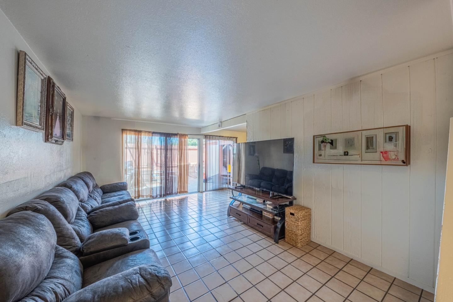 Detail Gallery Image 5 of 12 For 916 Acosta Plz #23,  Salinas,  CA 93905 - 3 Beds | 1/1 Baths