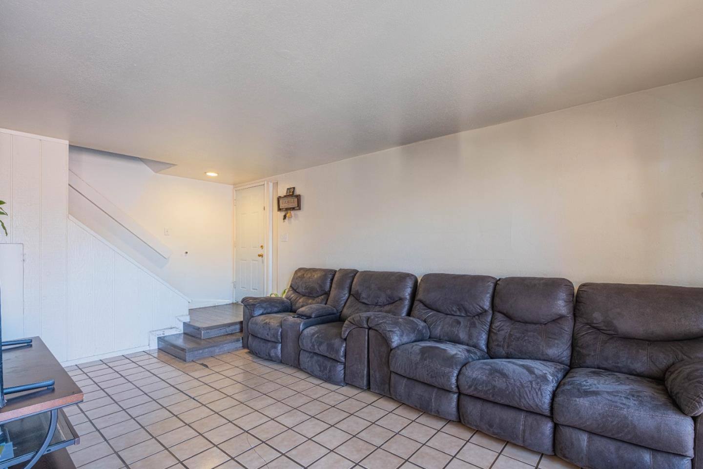 Detail Gallery Image 6 of 12 For 916 Acosta Plz #23,  Salinas,  CA 93905 - 3 Beds | 1/1 Baths
