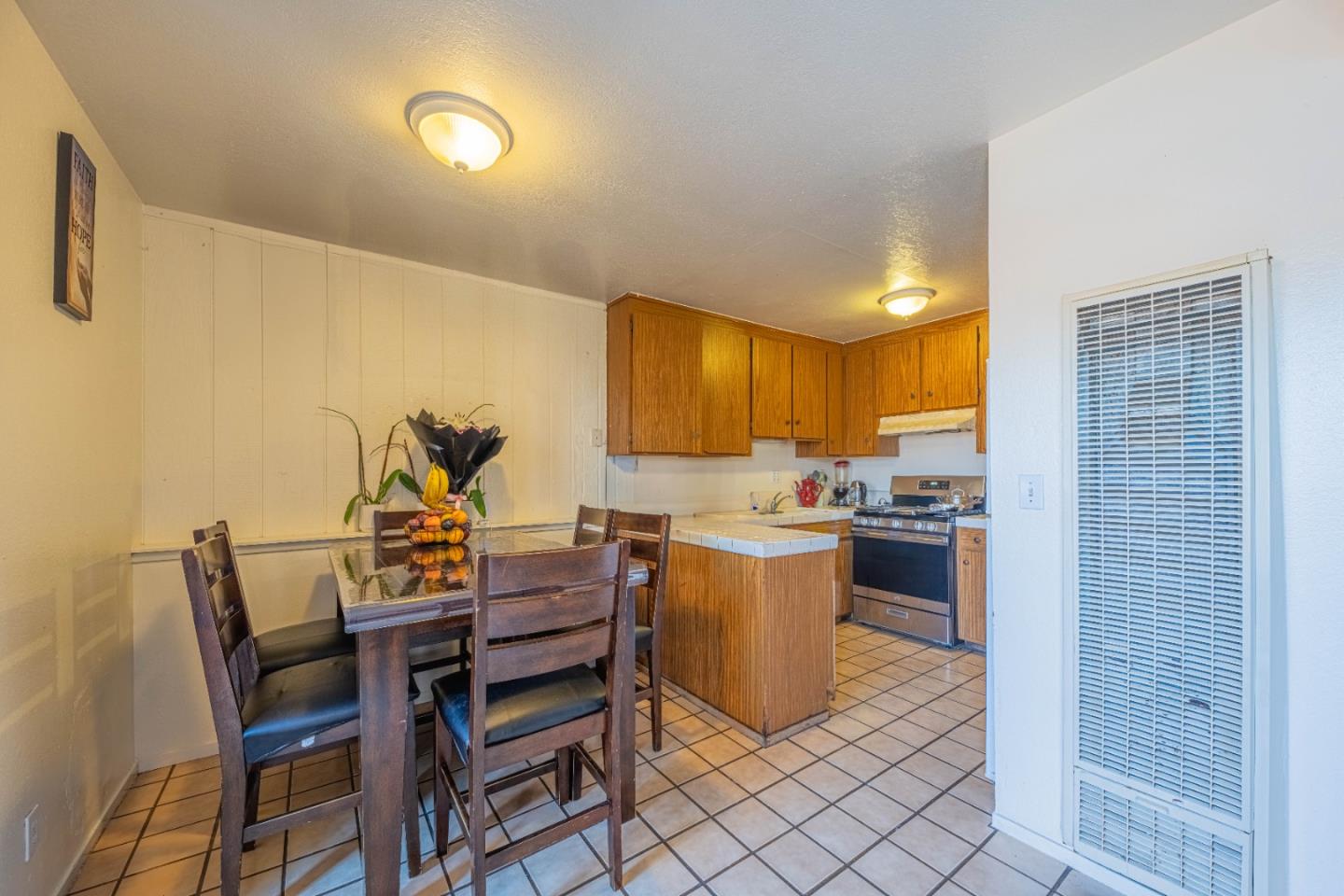 Detail Gallery Image 7 of 12 For 916 Acosta Plz #23,  Salinas,  CA 93905 - 3 Beds | 1/1 Baths
