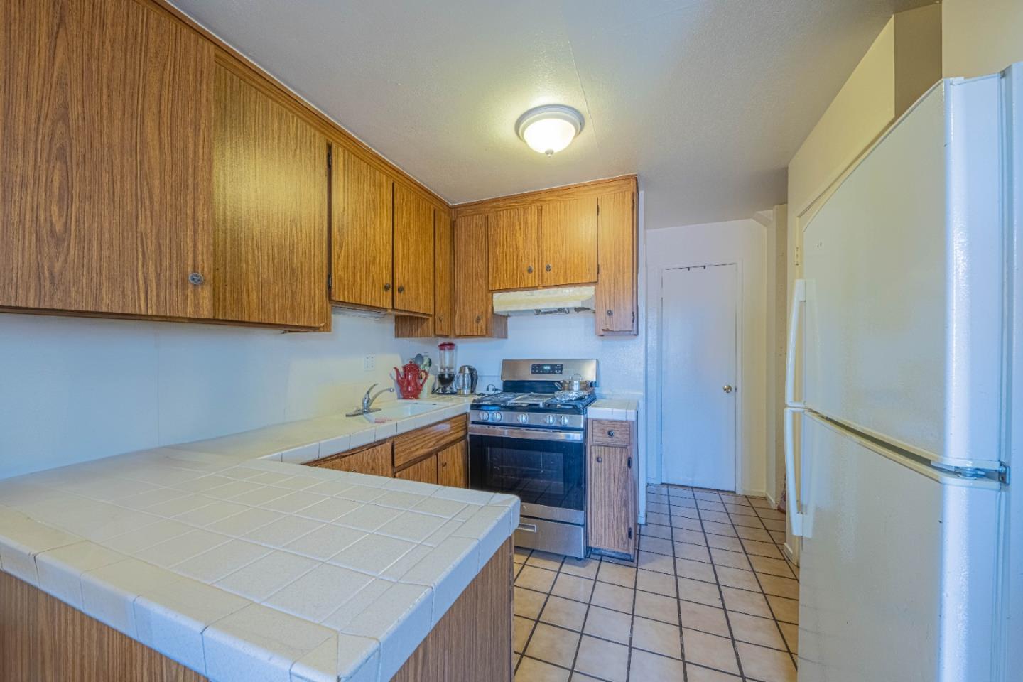 Detail Gallery Image 8 of 12 For 916 Acosta Plz #23,  Salinas,  CA 93905 - 3 Beds | 1/1 Baths