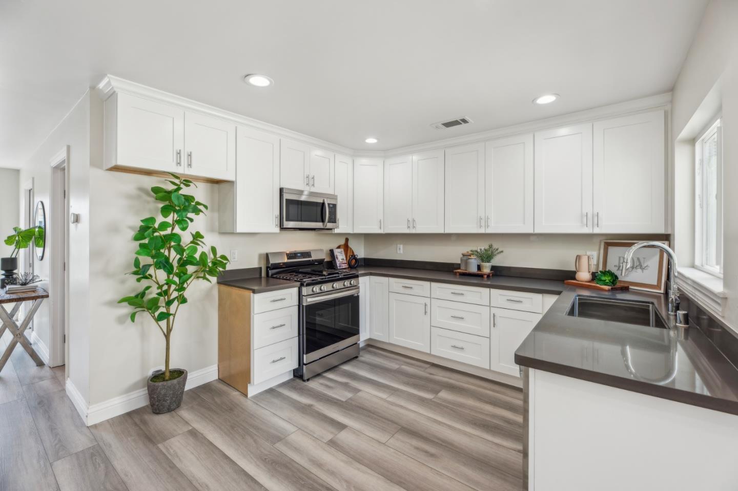 Detail Gallery Image 8 of 14 For 277 Munich St, San Francisco,  CA 94112 - 2 Beds | 1 Baths