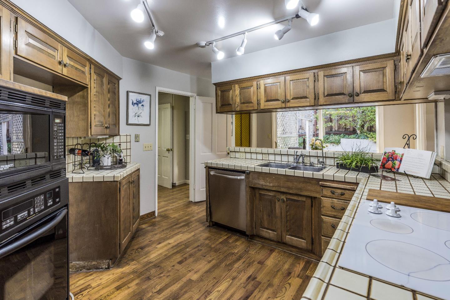 Detail Gallery Image 21 of 48 For 14231 Juniper Ln, Saratoga,  CA 95070 - 4 Beds | 3 Baths