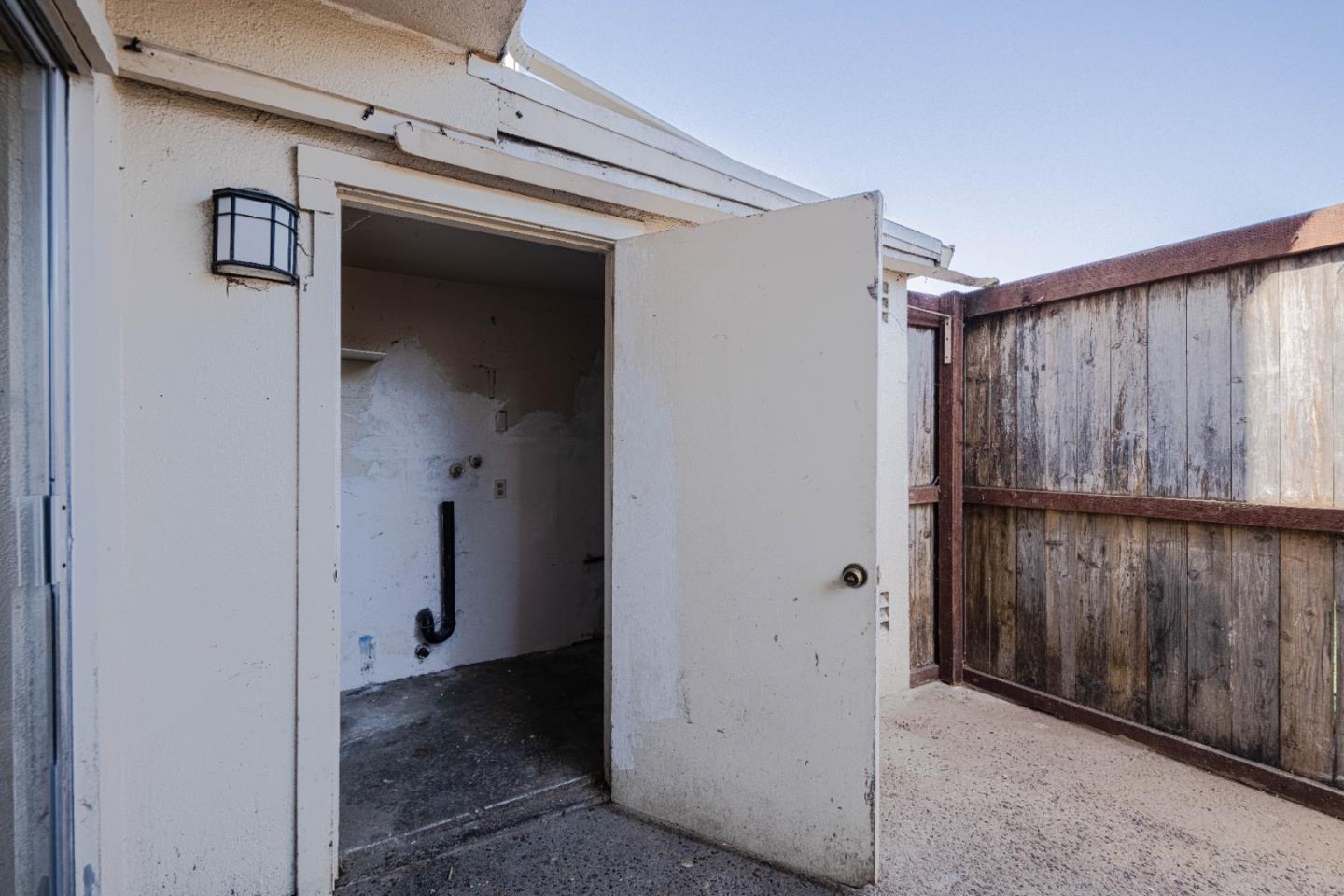 Detail Gallery Image 10 of 32 For 918 Acosta Plz #61,  Salinas,  CA 93905 - 3 Beds | 1/1 Baths