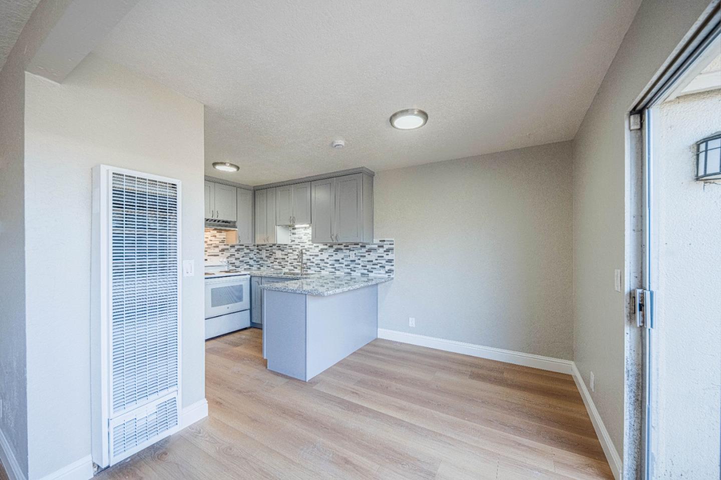 Detail Gallery Image 11 of 32 For 918 Acosta Plz #61,  Salinas,  CA 93905 - 3 Beds | 1/1 Baths