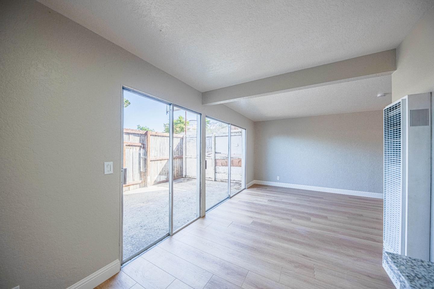 Detail Gallery Image 12 of 32 For 918 Acosta Plz #61,  Salinas,  CA 93905 - 3 Beds | 1/1 Baths